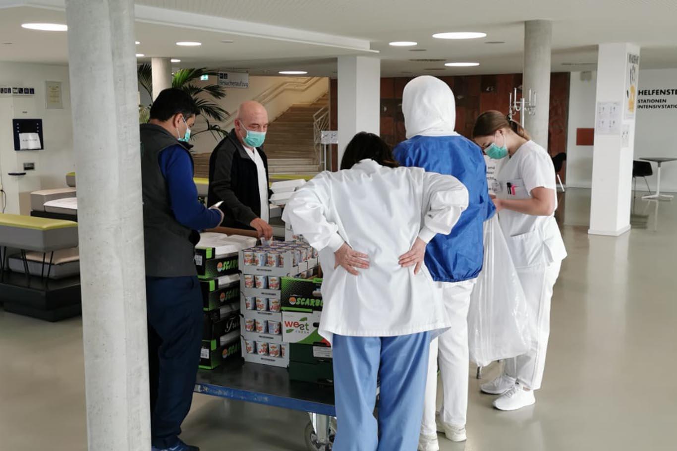 Coronavirusle mücadele eden sağlık personeline yemek ikramı